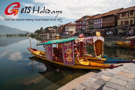 Sleep on a houseboat on Srinagar